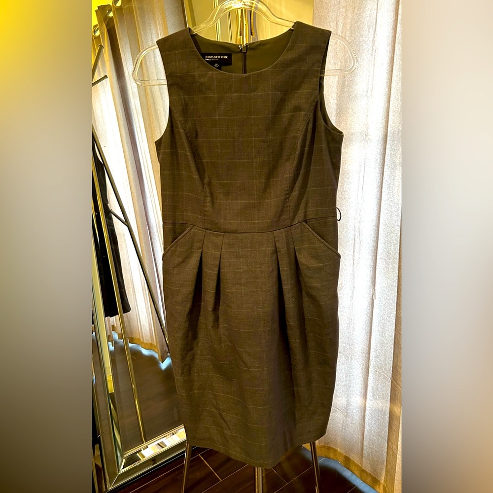 Excellent condition Jones New York petite dress. Small fan pleat on back bottom.